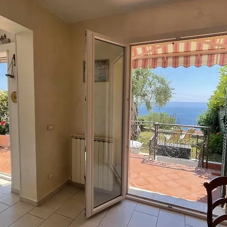 Villino Indipendente Con Vista Mare In Locazione Ad Ospedaletti Imperia