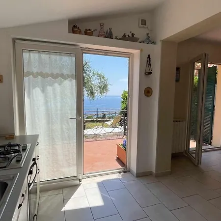 Villino Indipendente Con Vista Mare In Locazione Ad Ospedaletti Imperia